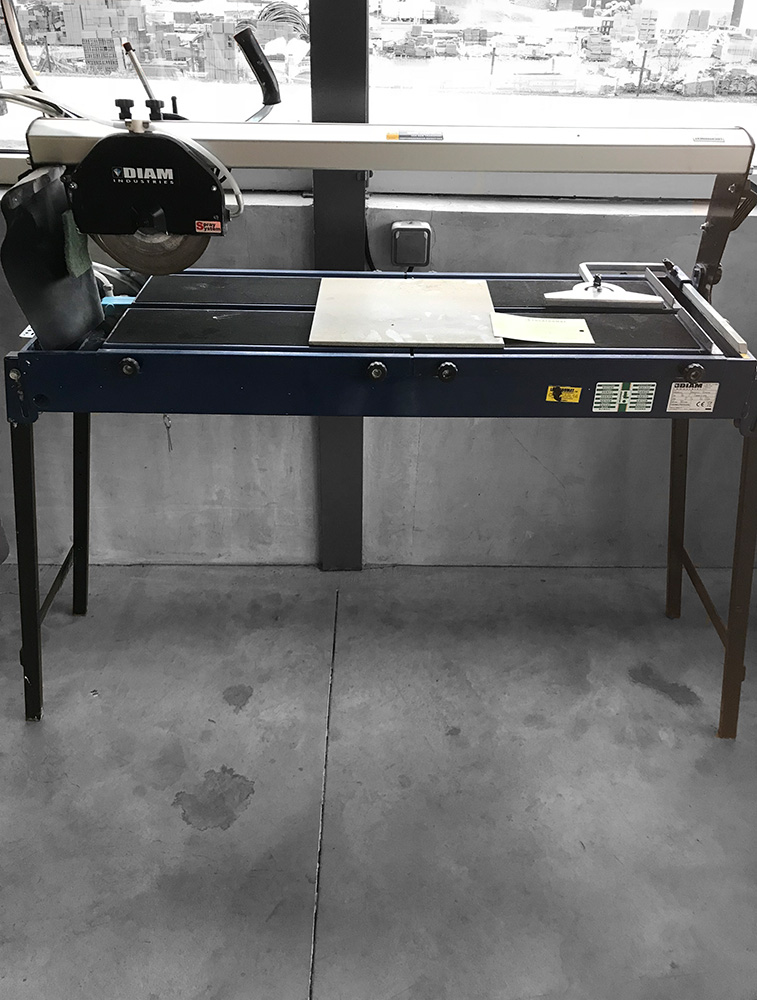 Coupe carreaux sur table